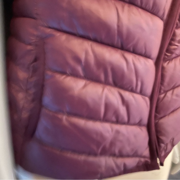 NWT super cute Old Navy thin puffer vest with hood in Blackberry colour. Size S - Picture 3 of 10